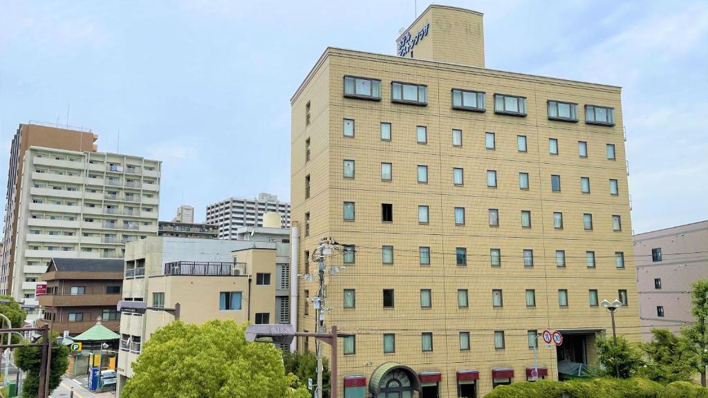 een hoog gebouw in een stad met gebouwen bij Hotel Aston Hotel Osaka Sakai in Sakai