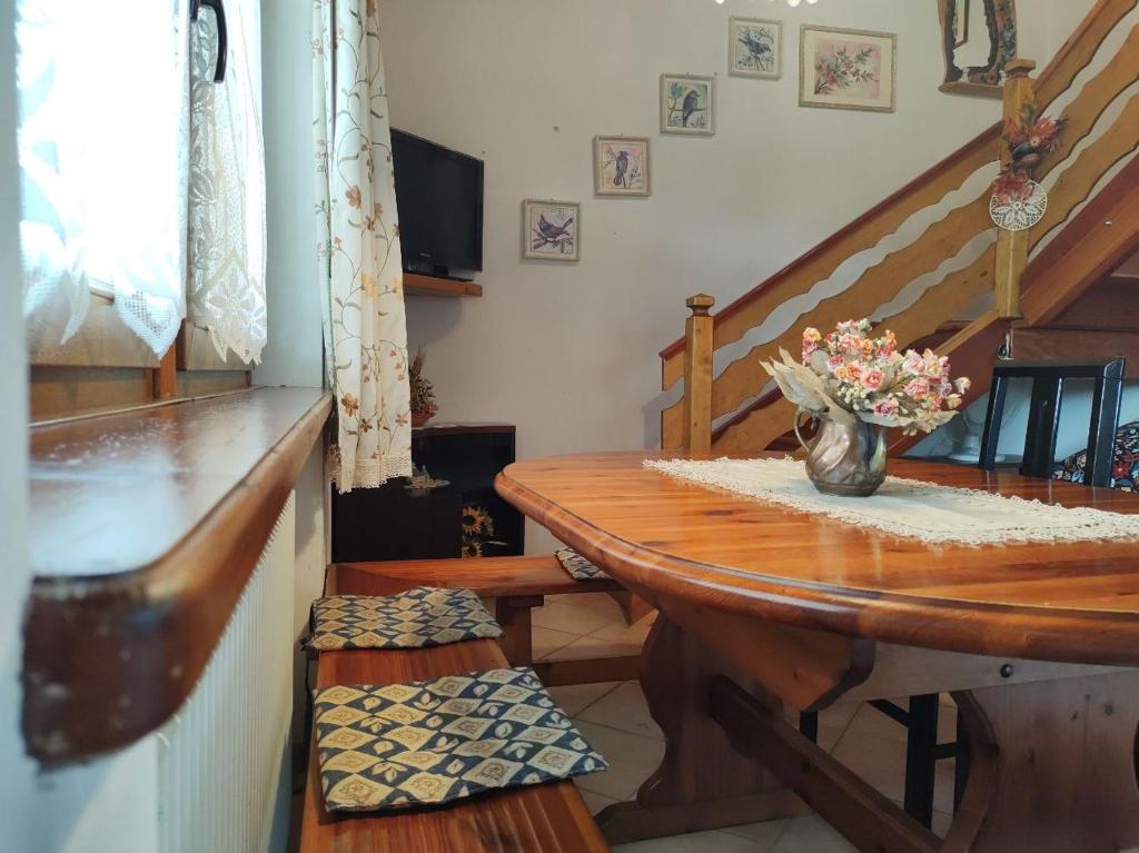 Televízia a/alebo spoločenská miestnosť v ubytovaní Villa-Giardino "Le None"