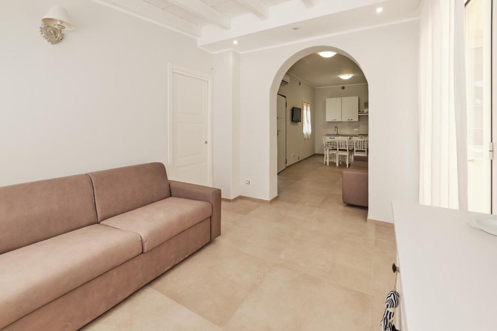 salon z kanapą i korytarzem w obiekcie La Maison De Lulu w mieście Gallipoli