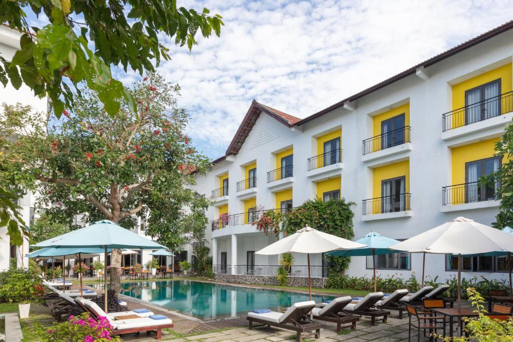Bazén v ubytování ÊMM Hotel Hoi An nebo v jeho okolí