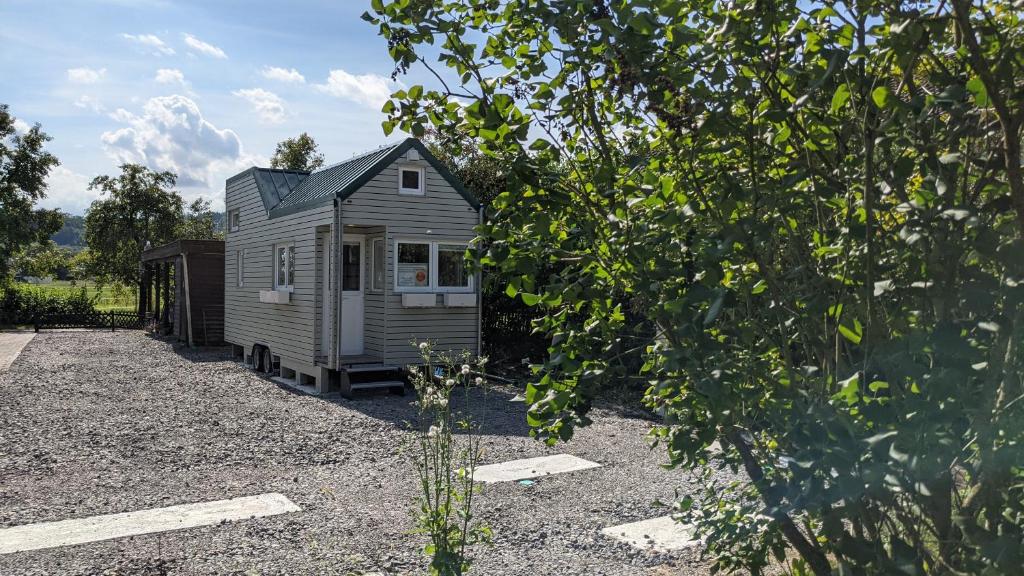 a tiny house is sitting in a yard at Außergewöhnlich übernachten bei Tübingen. in Ammerbuch