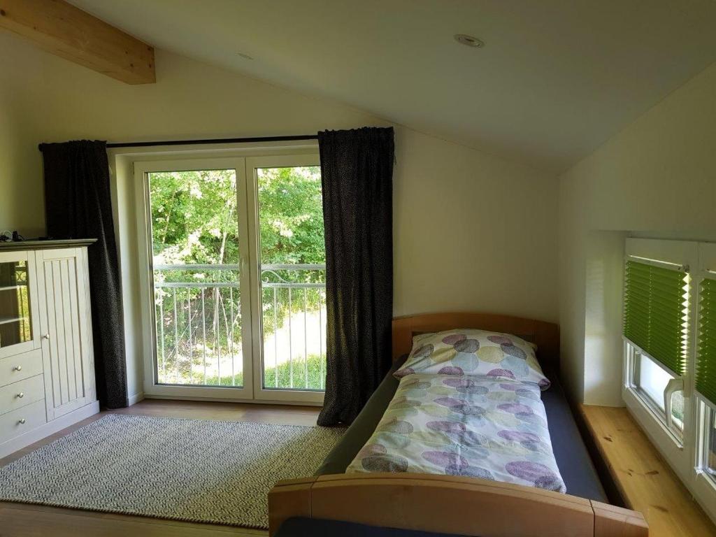 1 dormitorio con cama y ventana grande en Urlaub auf der Aspen Ranch, en Salem