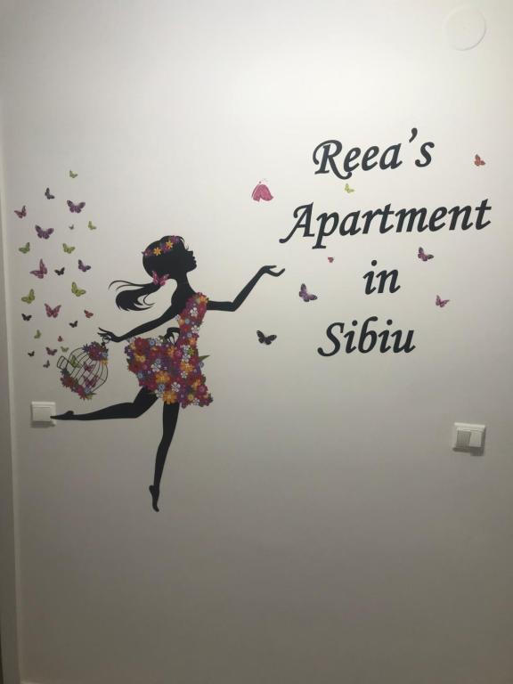 un adesivo di una ragazza che corre con le farfalle di Reea`s Apartment in Sibiu a Sibiu