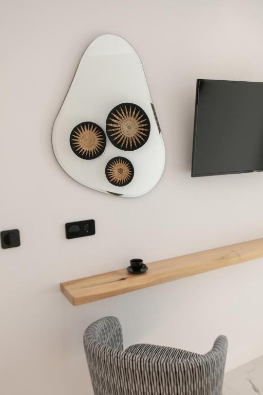 Televízia a/alebo spoločenská miestnosť v ubytovaní Black Concept Maisonette