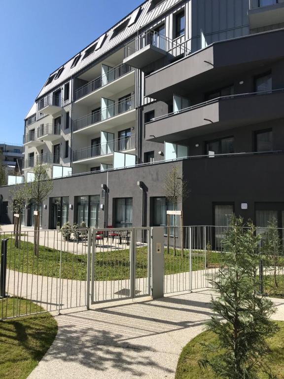 una valla frente a un edificio en Chambéry Appart'S en Chambéry