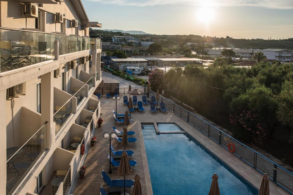 uma vista para uma piscina a partir da varanda de um hotel em The Senses Tsilivi by Zante Plaza em Plános