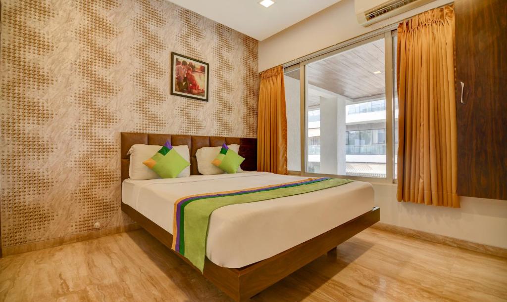 Llit o llits en una habitació de Treebo Trend Kuval Inn