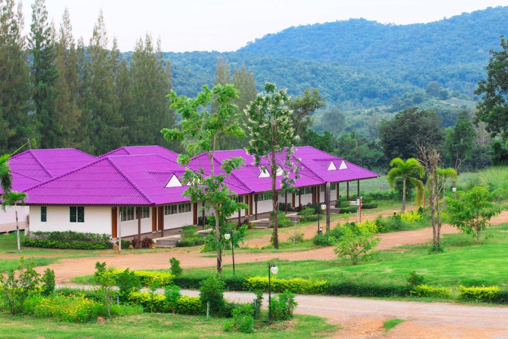 ein Haus mit lila Dächern auf einem Feld in der Unterkunft ฺBokkhorani resort 
