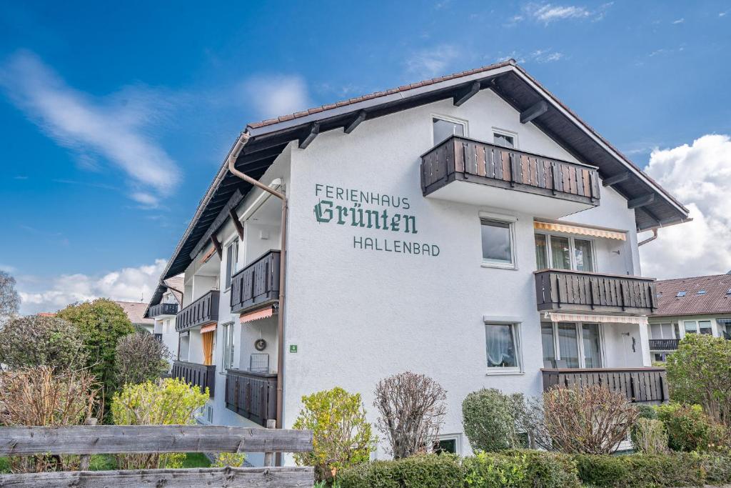 Ferienhaus Grünten في فيشن: مبنى عليه لافته