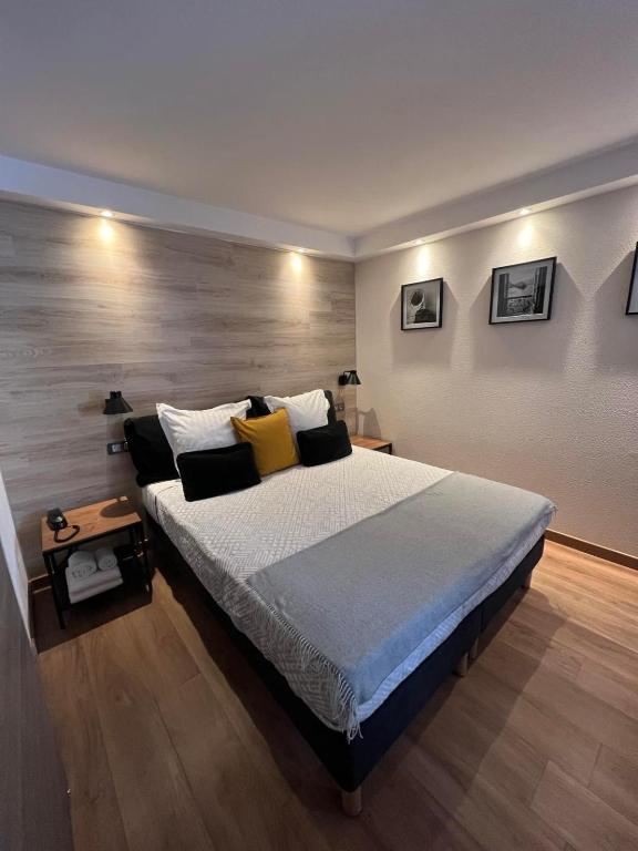 Postel nebo postele na pokoji v ubytování Au Bec Fin Hôtel