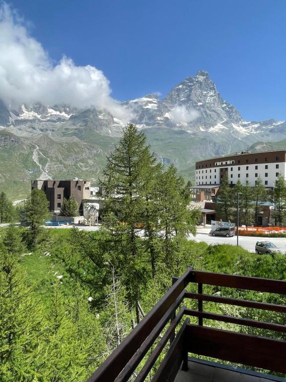 balkon z widokiem na pasmo górskie w obiekcie Baita del Cervino CIR n 0016 w mieście Breuil-Cervinia