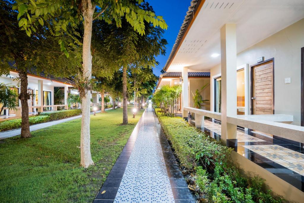 Zahrada ubytování Tontan Resort Cha-am