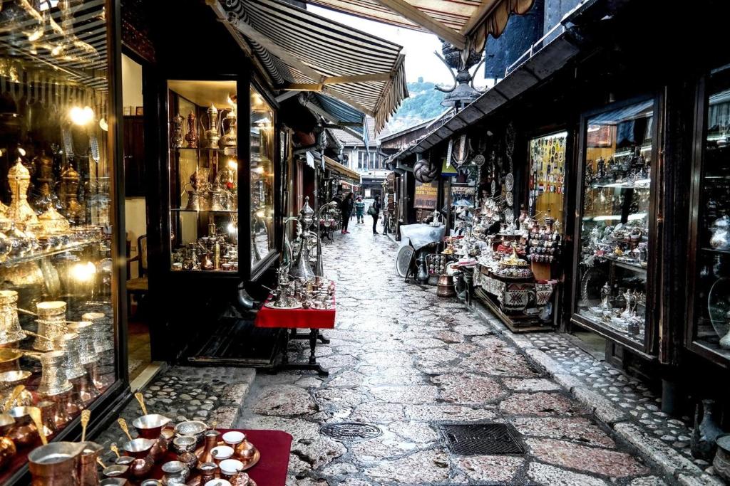 una calle en un mercado con muchas tiendas en Art Centar en Sarajevo