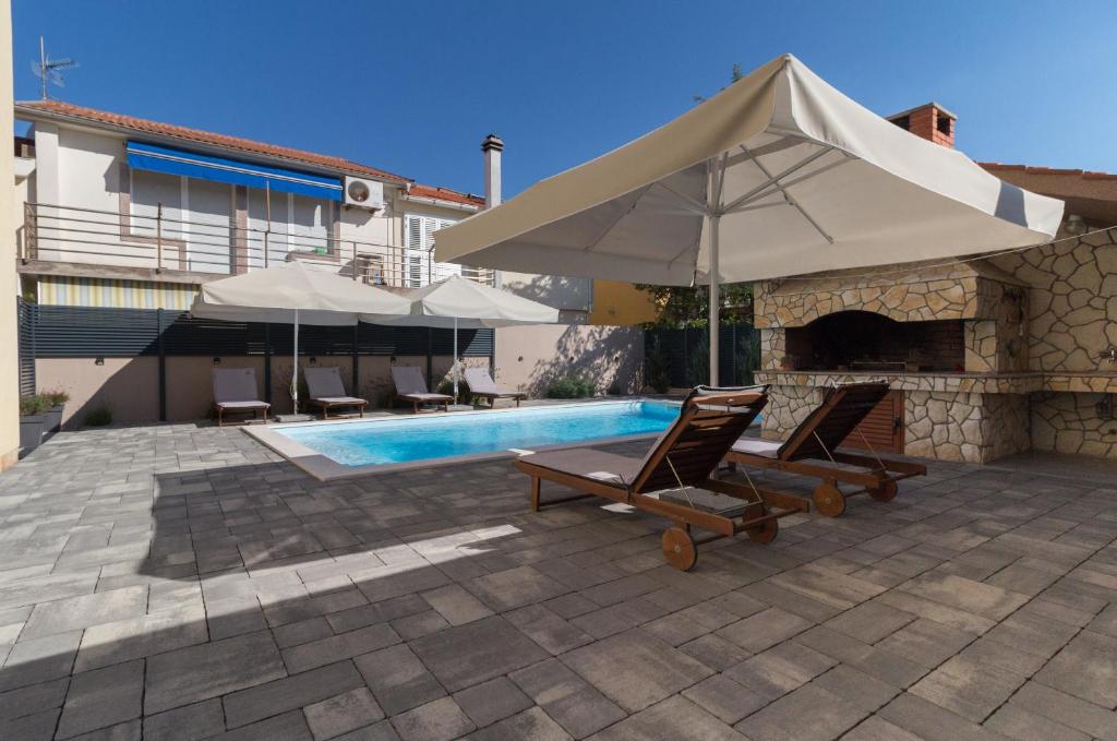 Bazén v ubytovaní Spacious Villa Malina with pool - by TA Leut Agency alebo v jeho blízkosti
