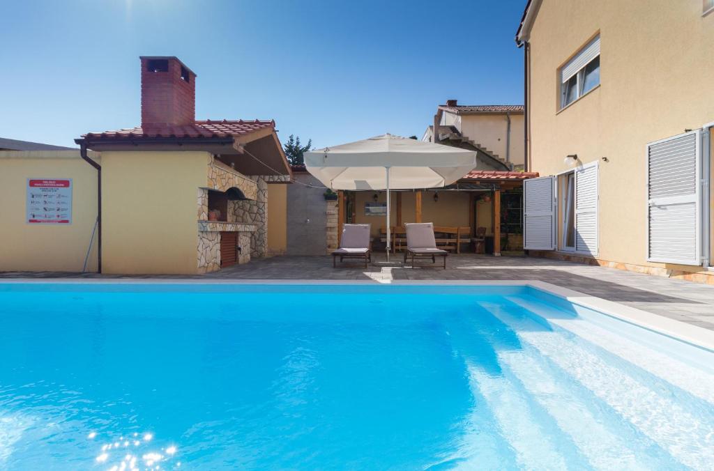Bazén v ubytovaní Spacious Villa Malina with pool - by TA Leut Agency alebo v jeho blízkosti