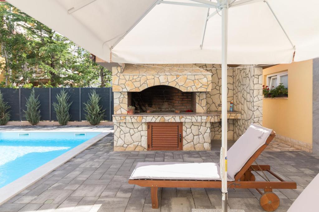 Bazén v ubytovaní Spacious Villa Malina with pool - by TA Leut Agency alebo v jeho blízkosti