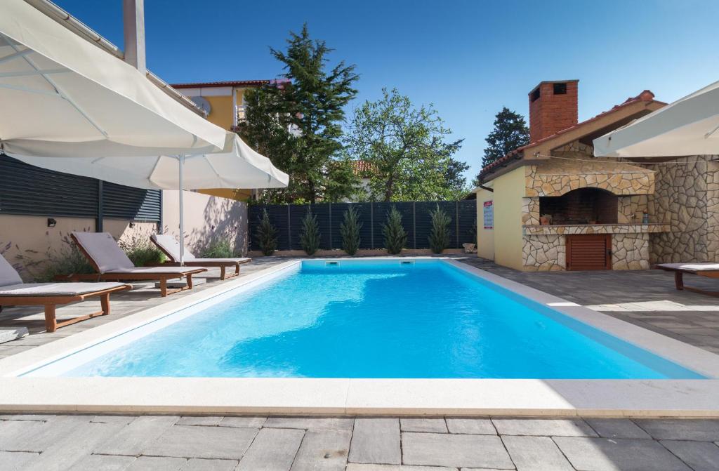 Bazén v ubytovaní Spacious Villa Malina with pool - by TA Leut Agency alebo v jeho blízkosti