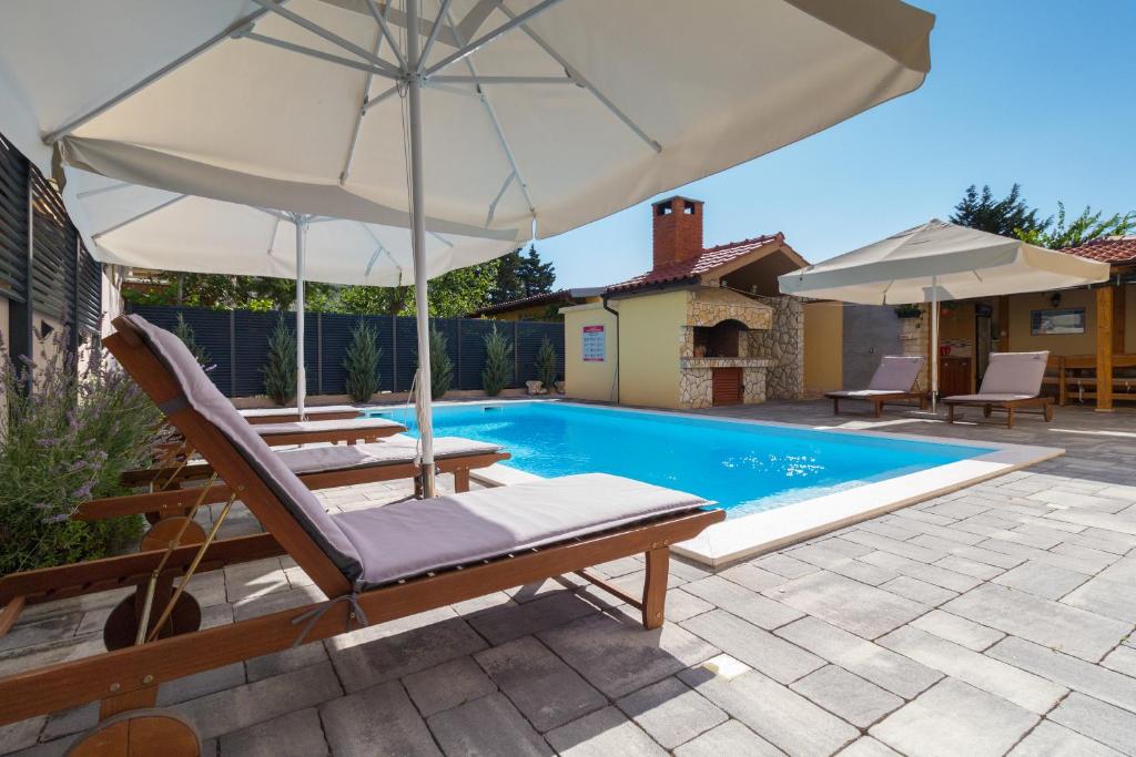 Bazén v ubytovaní Spacious Villa Malina with pool - by TA Leut Agency alebo v jeho blízkosti