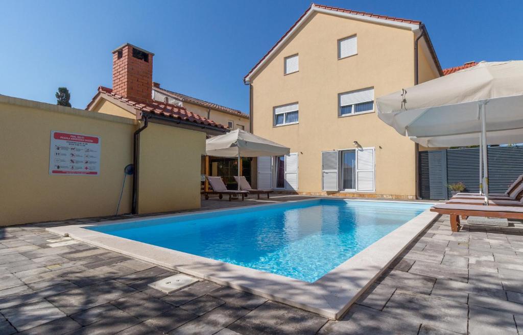 Bazén v ubytovaní Spacious Villa Malina with pool - by TA Leut Agency alebo v jeho blízkosti