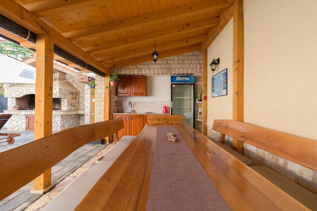 Kuchyňa alebo kuchynka v ubytovaní Spacious Villa Malina with pool - by TA Leut Agency