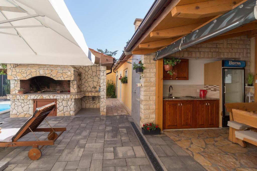 Bazén v ubytovaní Spacious Villa Malina with pool - by TA Leut Agency alebo v jeho blízkosti