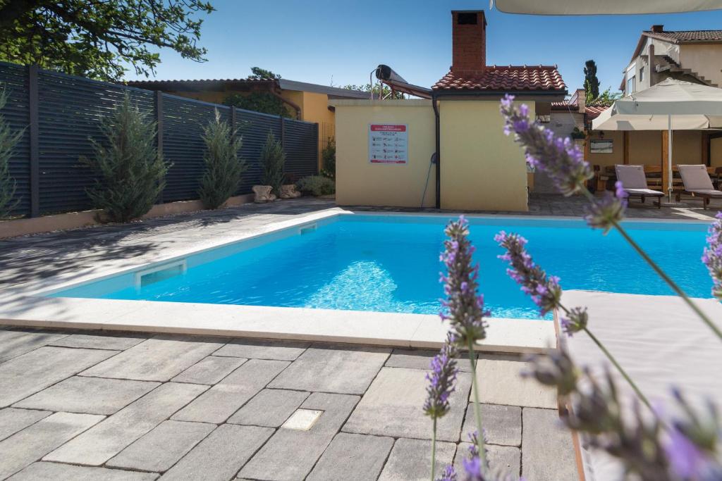 Bazén v ubytovaní Spacious Villa Malina with pool - by TA Leut Agency alebo v jeho blízkosti