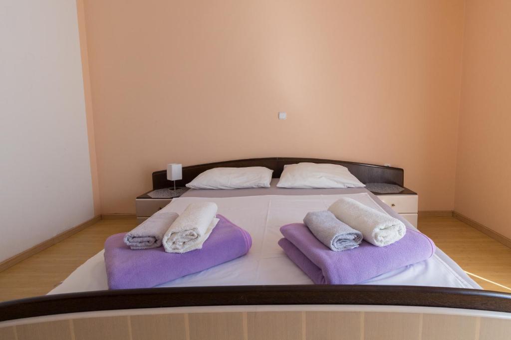 Posteľ alebo postele v izbe v ubytovaní Spacious Villa Malina with pool - by TA Leut Agency