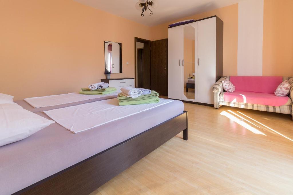 Posteľ alebo postele v izbe v ubytovaní Spacious Villa Malina with pool - by TA Leut Agency