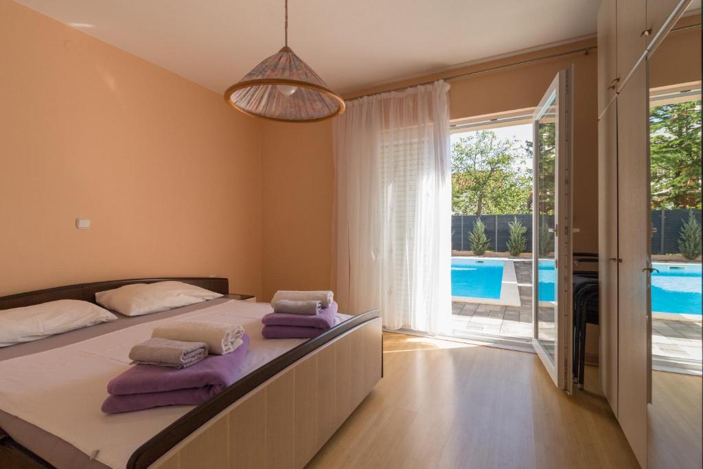 Posteľ alebo postele v izbe v ubytovaní Spacious Villa Malina with pool - by TA Leut Agency