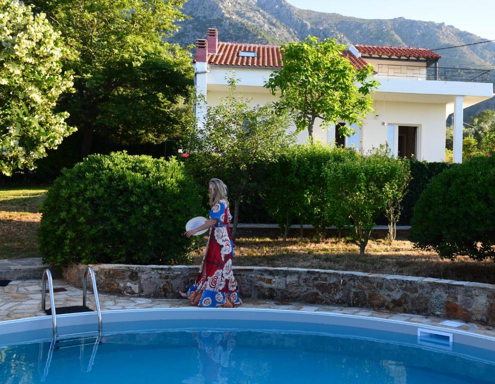 Bazén v ubytování Villa Monte Kariotes nebo v jeho okolí
