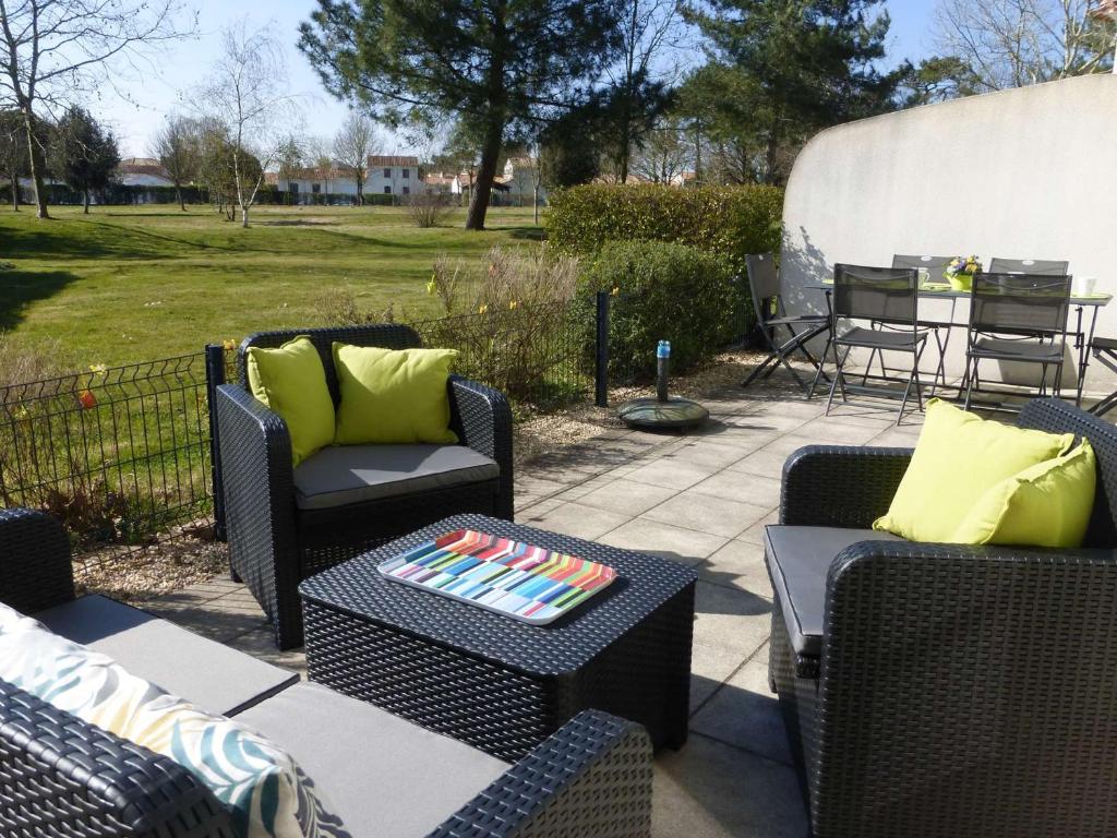 eine Terrasse mit 2 Stühlen und einem Tisch mit in der Unterkunft Maison L'Aiguillon-sur-Vie, 4 pièces, 6 personnes - FR-1-224-671 in Saint-Révérend