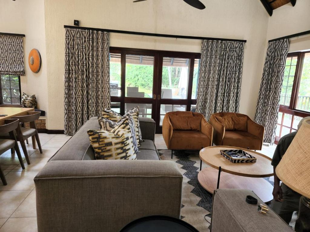 Zona de estar de Kruger Park Lodge Unit No 615 with Private Pool