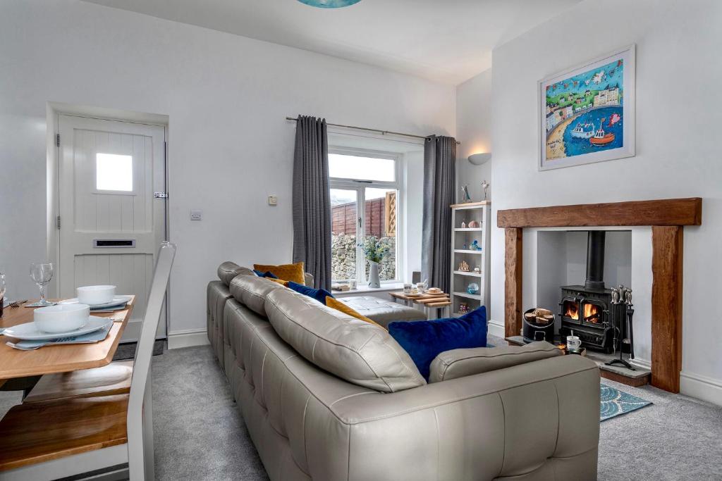 uma sala de estar com um sofá e uma mesa em Great Orme Cottage, The Great Orme, Llandudno em Llandudno