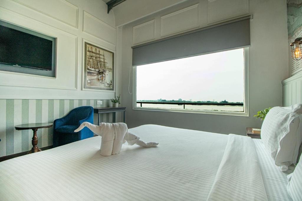 Una cama o camas en una habitación de Polo Floatel Kolkata