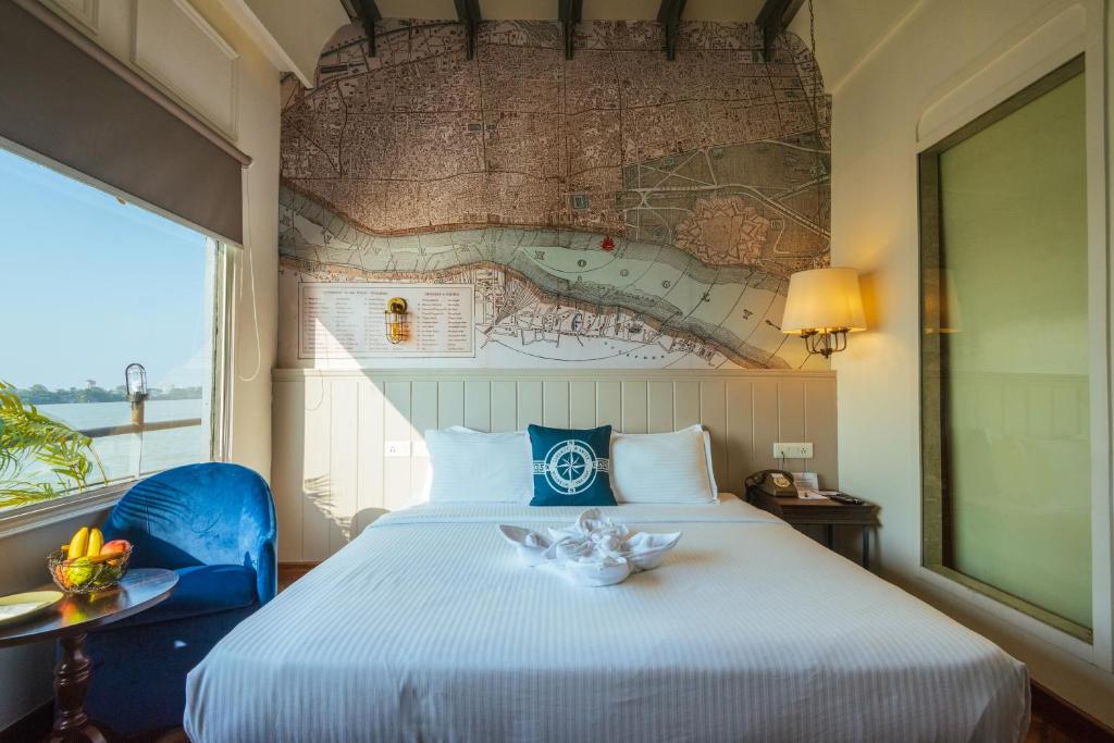 Una cama o camas en una habitación de Polo Floatel Kolkata