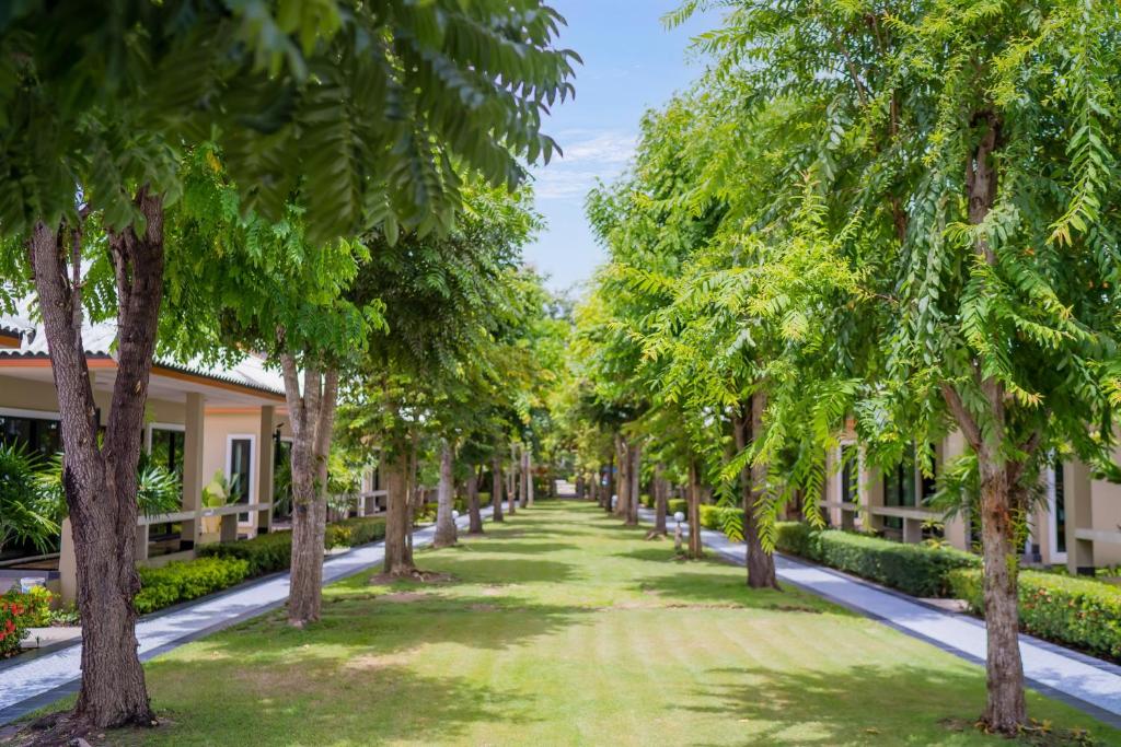Zahrada ubytování Tontan Resort Cha-am