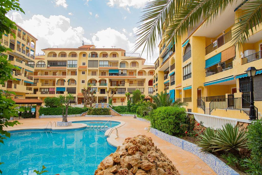014 Pretty Pool - Alicante Holiday, La Mata – Precios ...