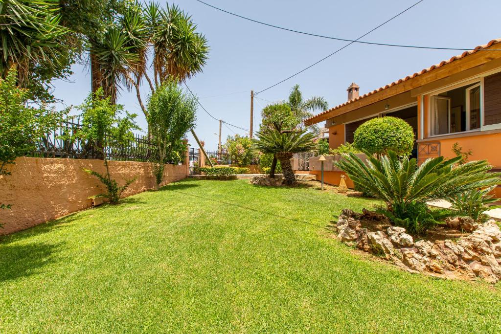 A garden outside Anna's Sea House near to a sandy beach!