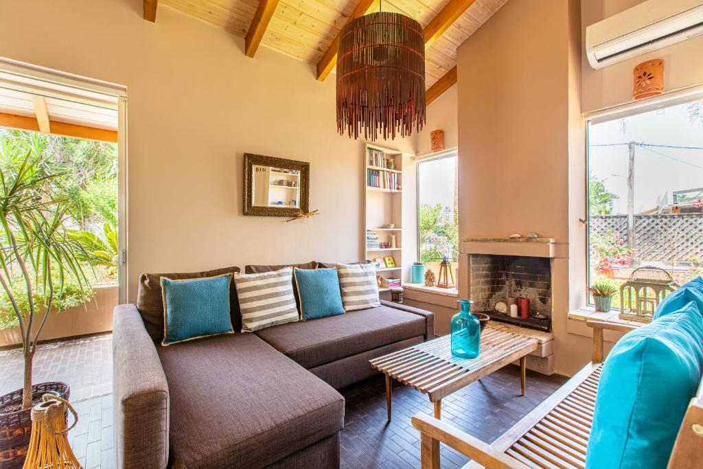 A seating area at Anna's Sea House near to a sandy beach!