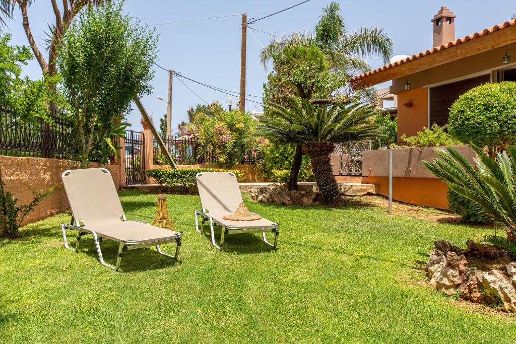 A garden outside Anna's Sea House near to a sandy beach!