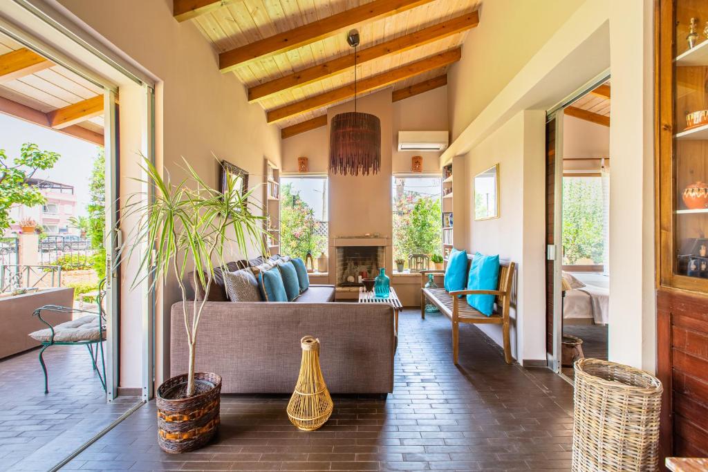 A seating area at Anna's Sea House near to a sandy beach!