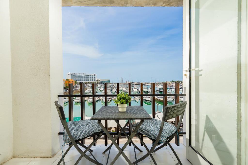 En balkon eller terrasse på Marina Views