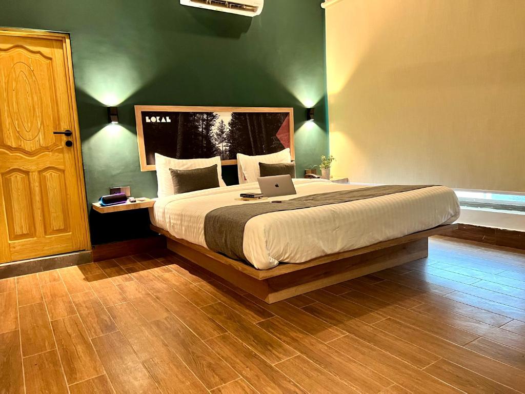 Tempat tidur dalam kamar di LOKAL Rooms x Swat River