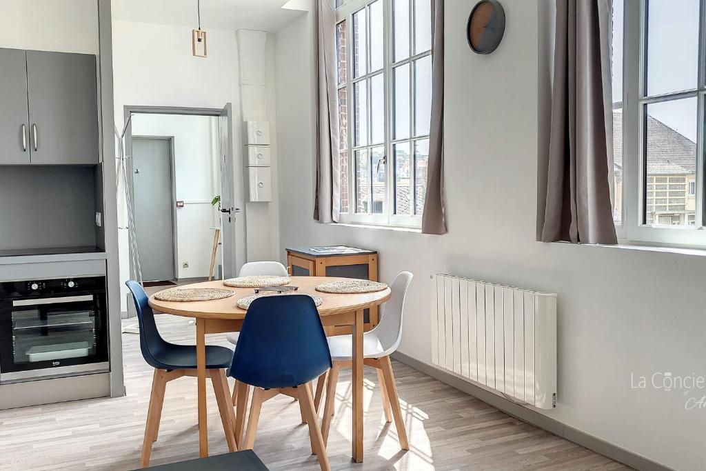 - une cuisine avec une table et des chaises dans la chambre dans l'établissement L'horizon  des vues de l'espace et du bien être, à Ault