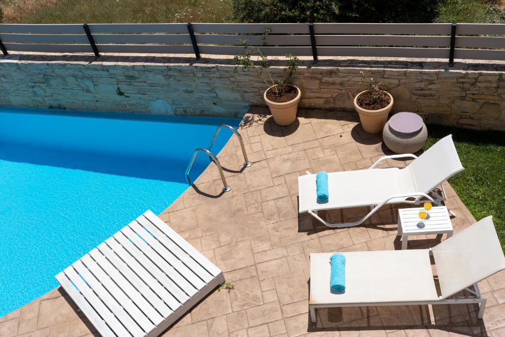 Bazén v ubytování Linari Villa, a peaceful & cozy 2bdr villa with private pool! nebo v jeho okolí