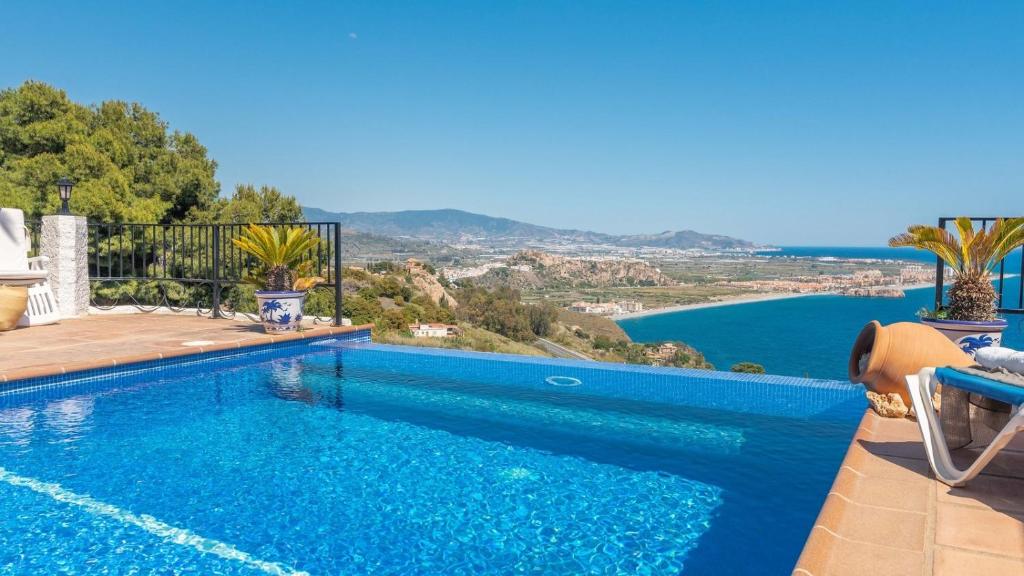 Bazén v ubytování Villa Paraiso Azul Salobrena by Ruralidays nebo v jeho okolí