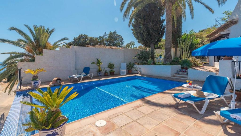 Bazén v ubytování Villa Paraiso Azul Salobrena by Ruralidays nebo v jeho okolí