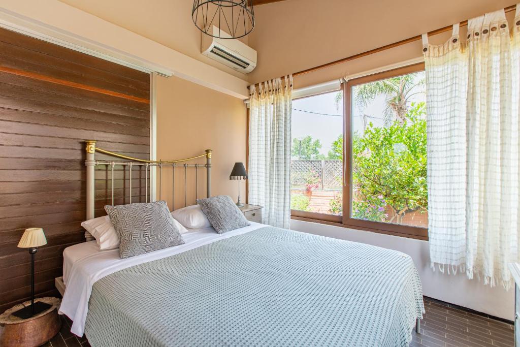 A bed or beds in a room at Anna's Sea House near to a sandy beach!