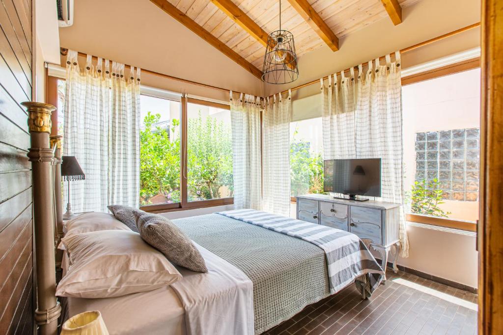 A bed or beds in a room at Anna's Sea House near to a sandy beach!