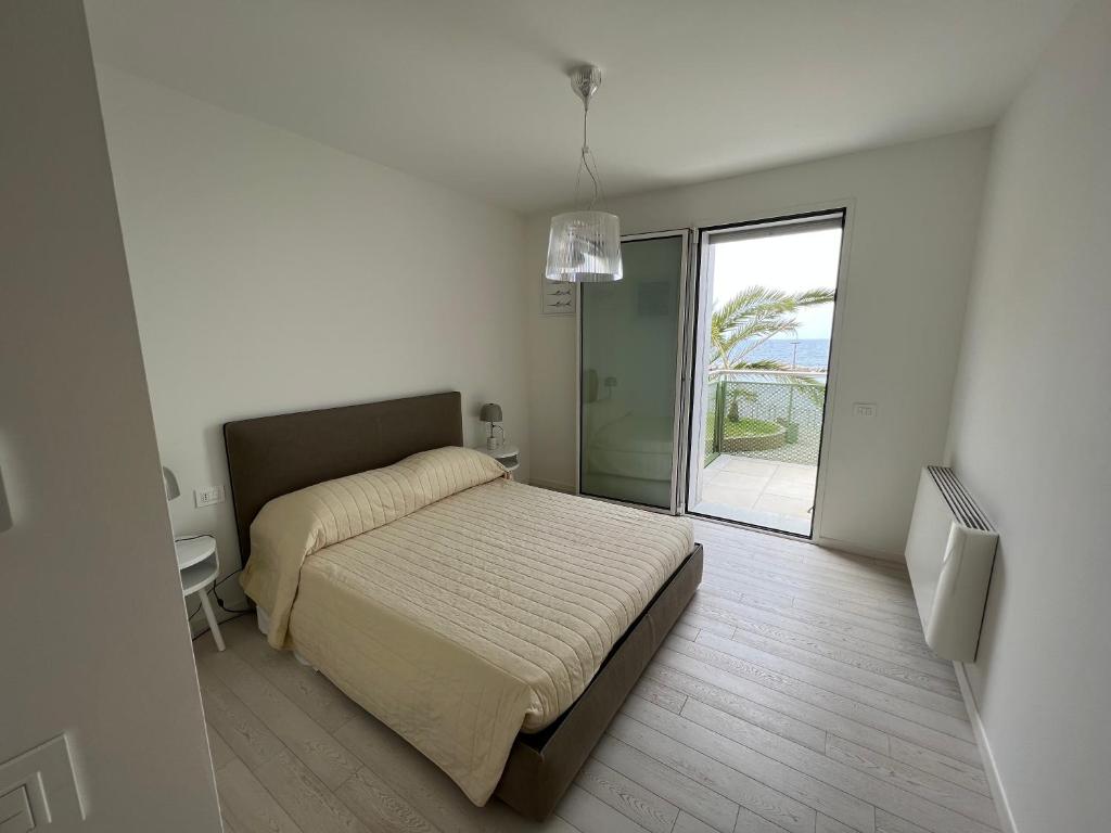 A bed or beds in a room at Gli Scogli Luxury Residence Hotel